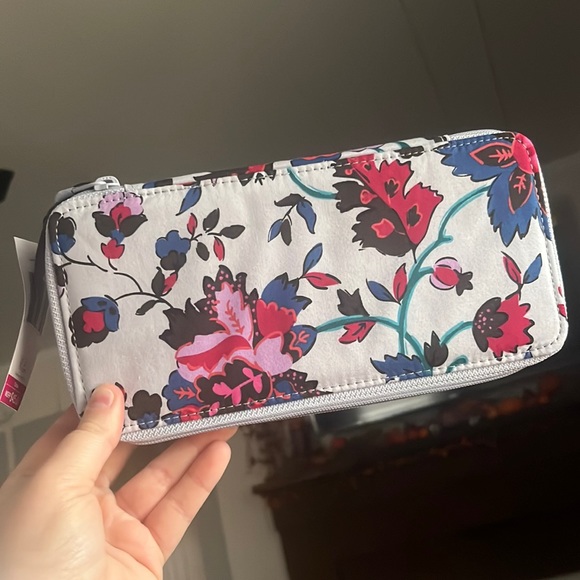 NWT Vera Bradley Large Travel Pill Case in Vineyard Floral - Picture 1 of 4